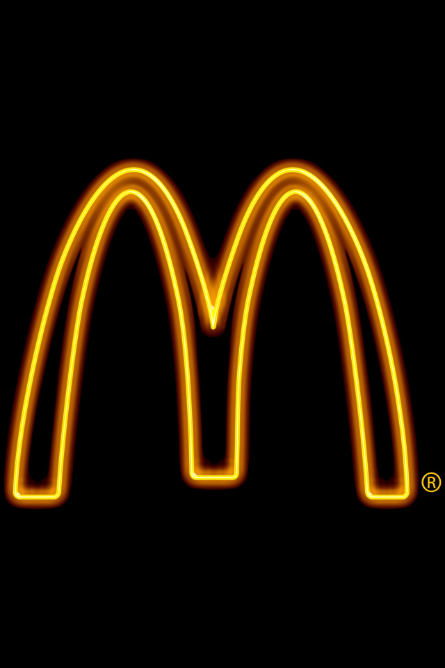 Логотип Макдональдса на черном фоне