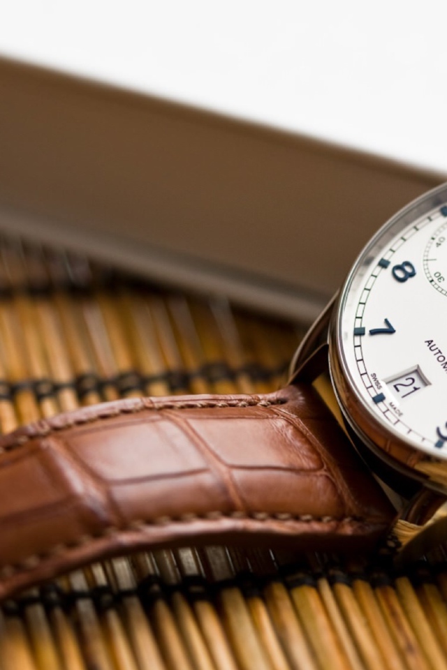 Мужские часы с кожаным ремешком 