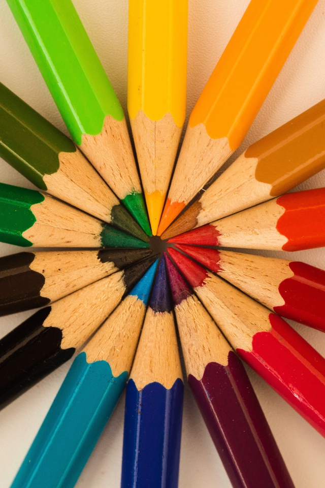 Разноцветные заточенные карандаши на сером фоне