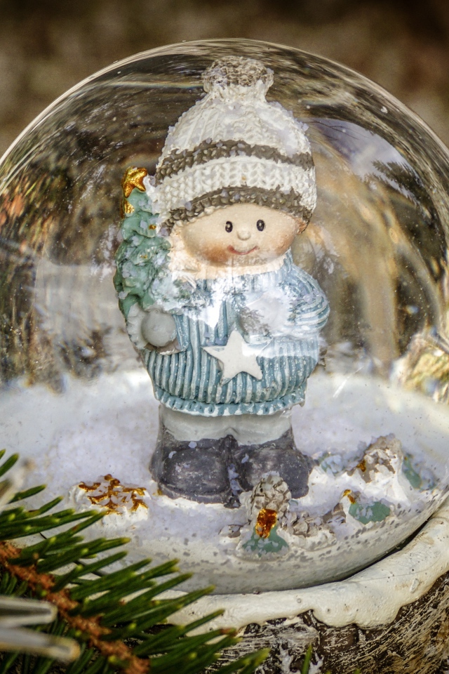 Снежный стеклянный шар с фигуркой внутри 