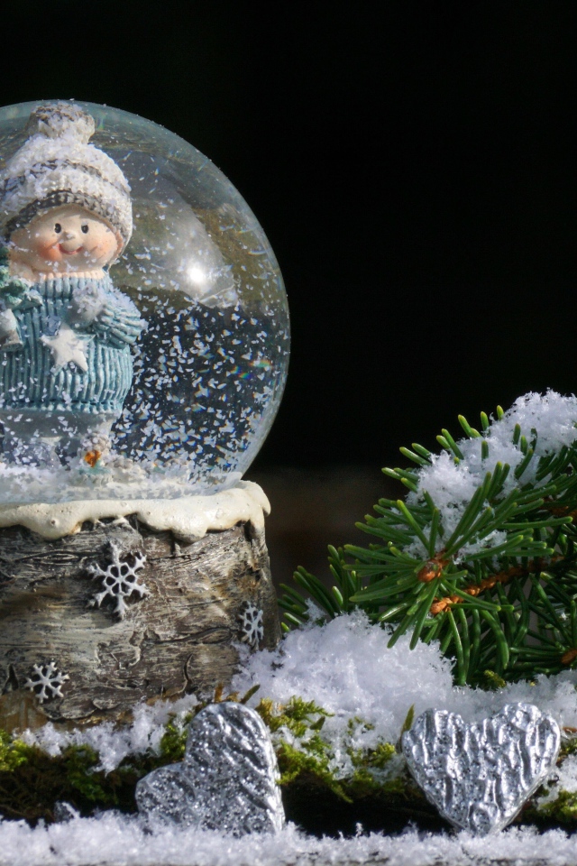 Снежный шар с фигуркой и еловой заснеженной веткой 