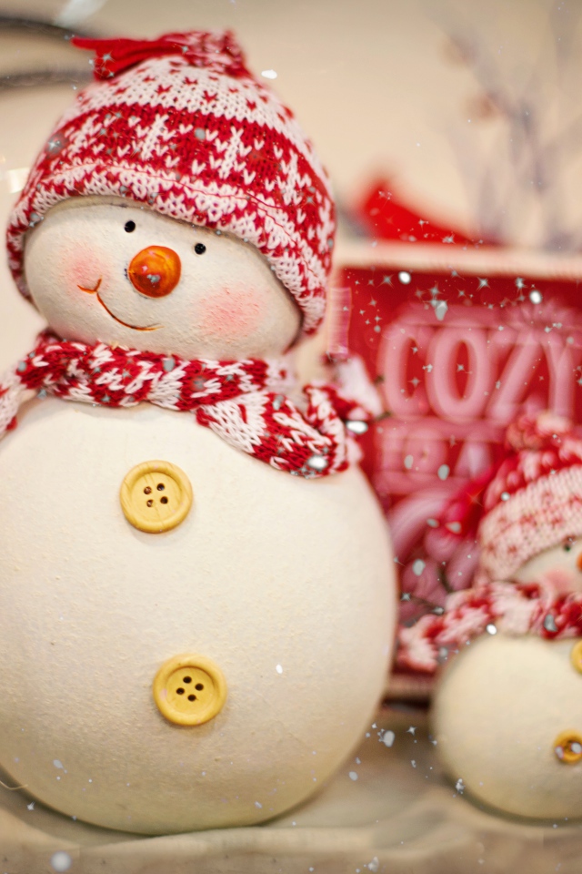 Фигурка снеговика в шапке с шарфом