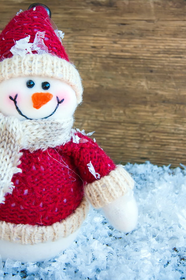 Снеговик на искусственном снегу с еловой веткой 