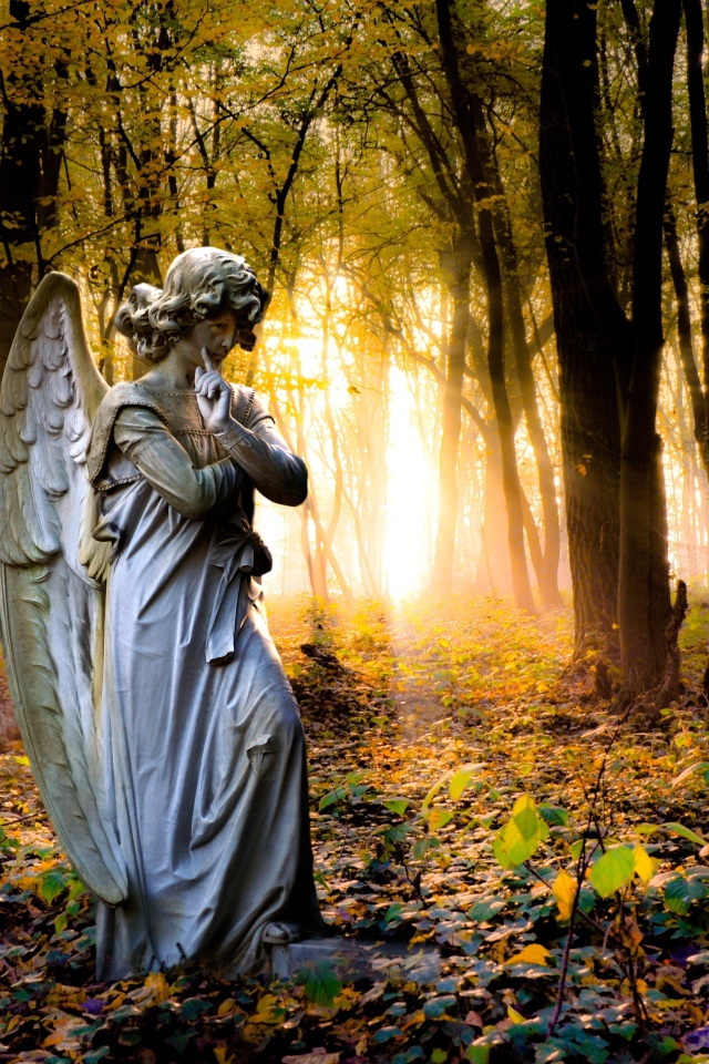 Статуя ангела в лесу в лучах солнца