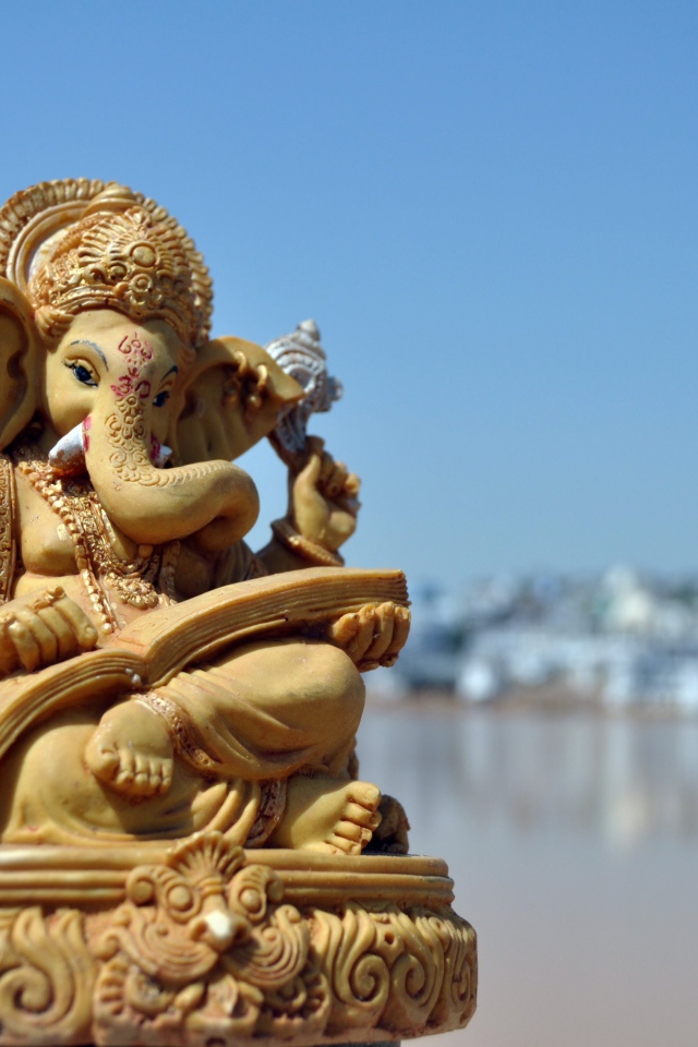 Статуя бога слона Ганеша под голубым небом