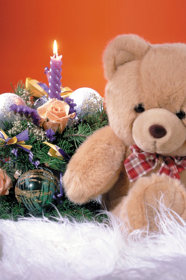 Плюшевый мишка с новогодними украшениями 