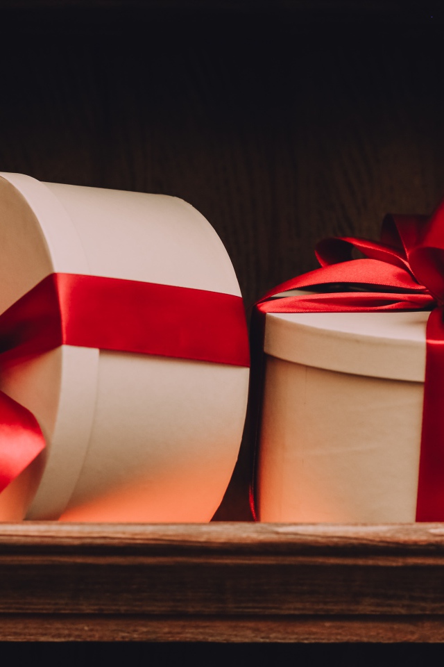 Две больших подарочных коробки с красными лентами
