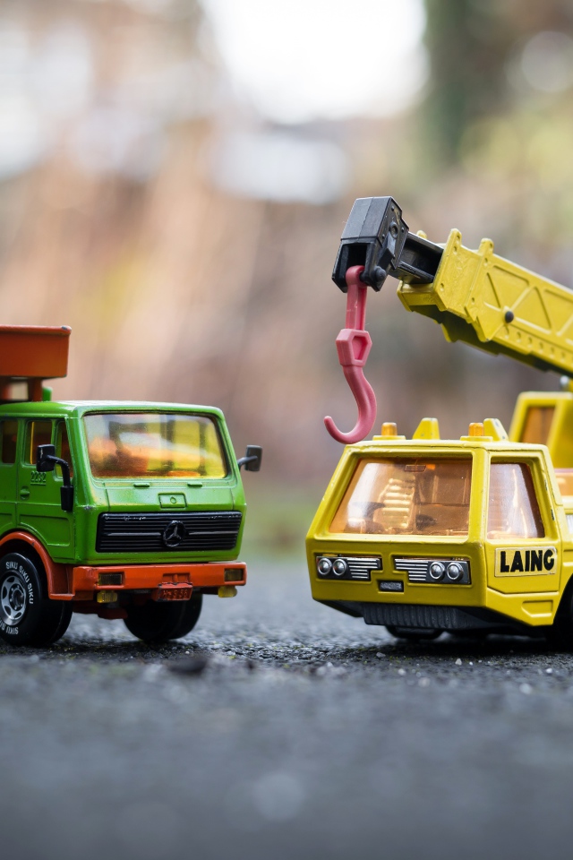 Две старых машинки грузовик и кран