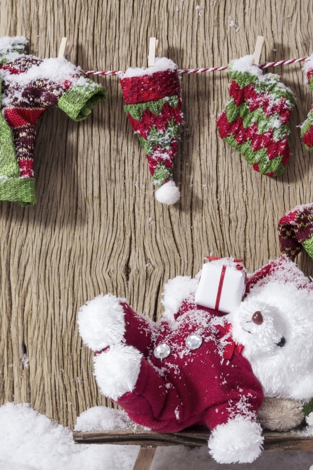 Два плюшевых мишки в теплых костюмах зимой