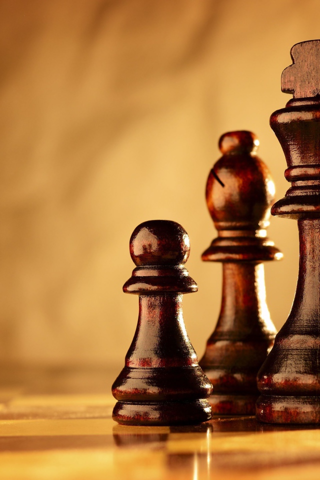 Деревянные шахматные фигуры на шахматной доске