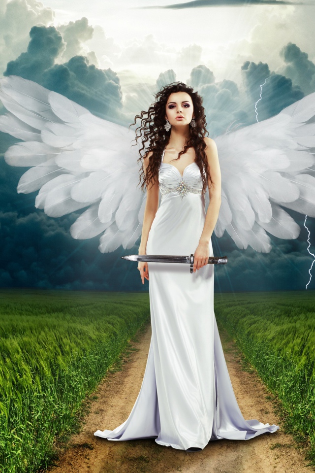 Девушка ангел в красивом белом платье с мечом в руках