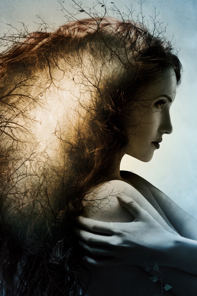 Красивая девушка с волшебными волосами