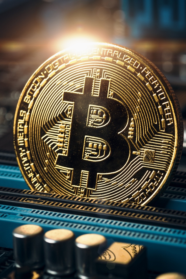 Одна золотая монета биткоин крупным планом 