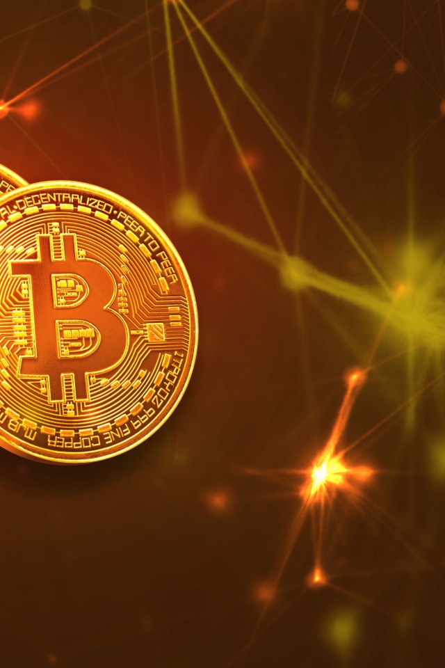 Две золотые монеты биткоин на фоне виртуальных лучей 