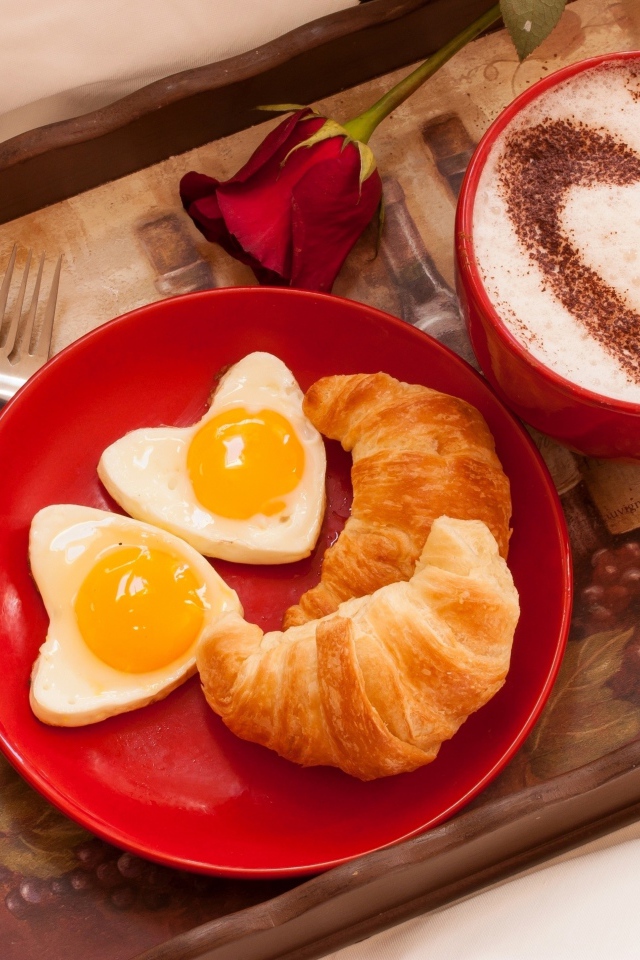 Чашка кофе с круассанами и яичницей на завтрак для любимой
