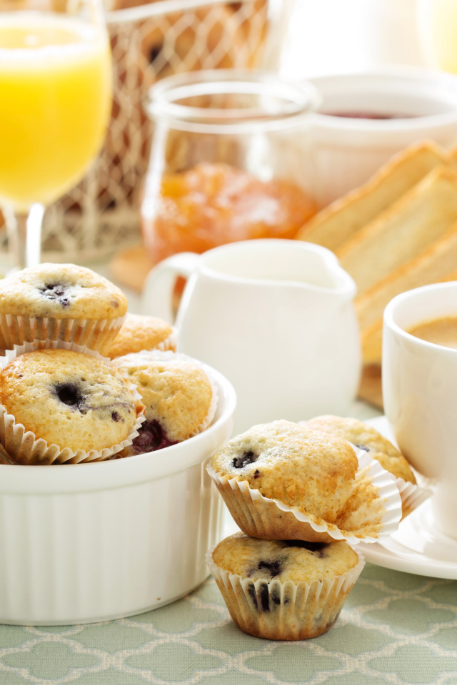 Чашка кофе с кексами на столе 