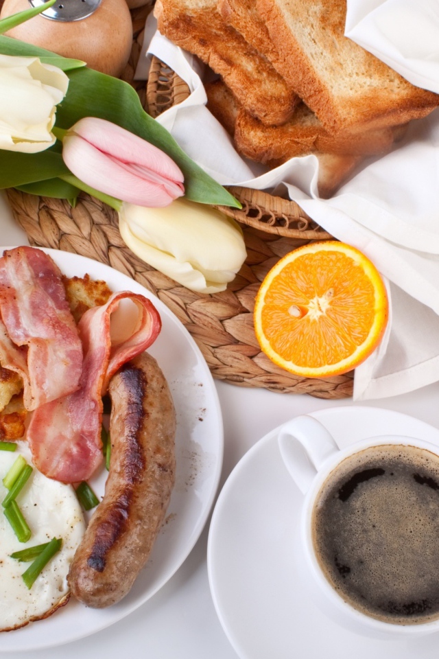 Сытный завтрак на столе с букетом тюльпанов 