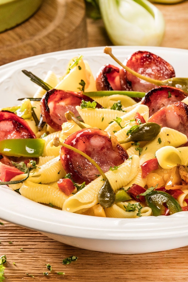 Тарелка макарон с колбасой и зеленью