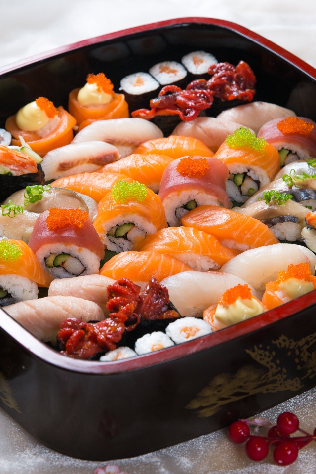 Аппетитные японские суши и роллы на столе