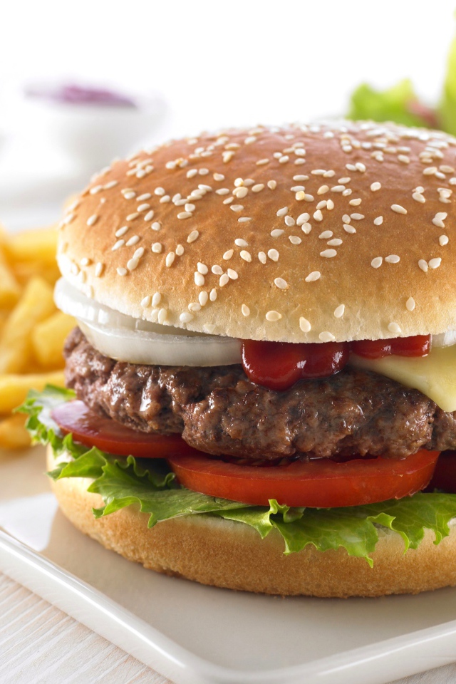 Аппетитный большой гамбургер с картофелем фри