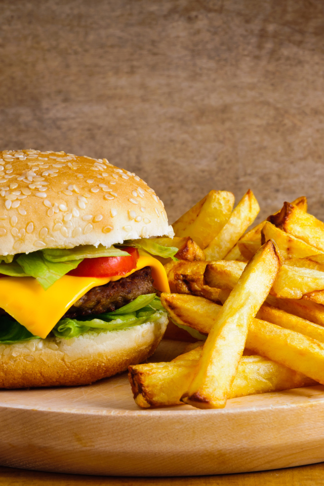 Аппетитный гамбургер на столе с картофелем фри