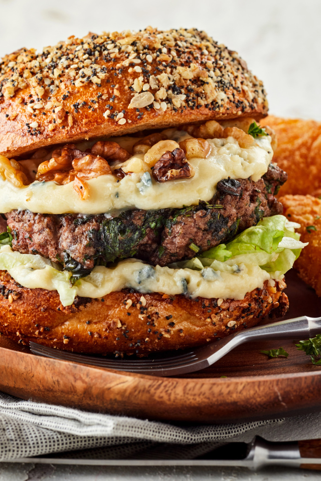 Аппетитный гамбургер на деревянной тарелке