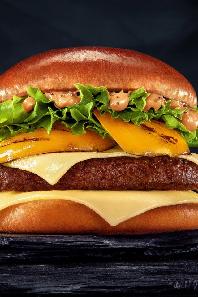 Аппетитный гамбургер с картофелем фри, болгарским перцем и соусом