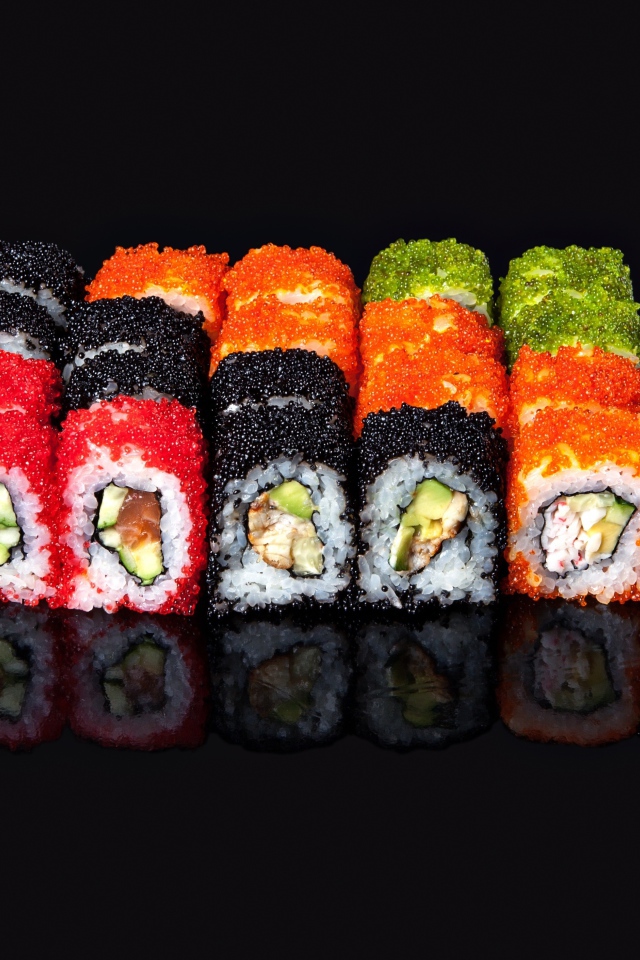 Аппетитный ролл сет на черном фоне