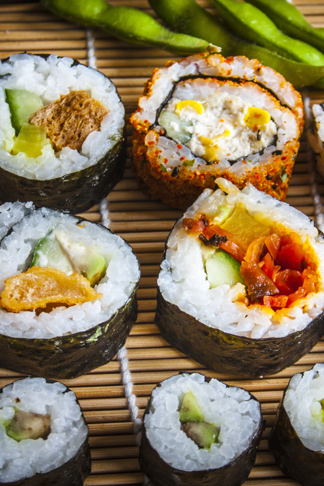 Аппетитные роллы с соевым соусом на бамбуковой салфетке 