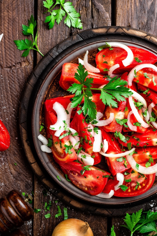 Аппетитный салат из свежих помидоров с луком и зеленью петрушки