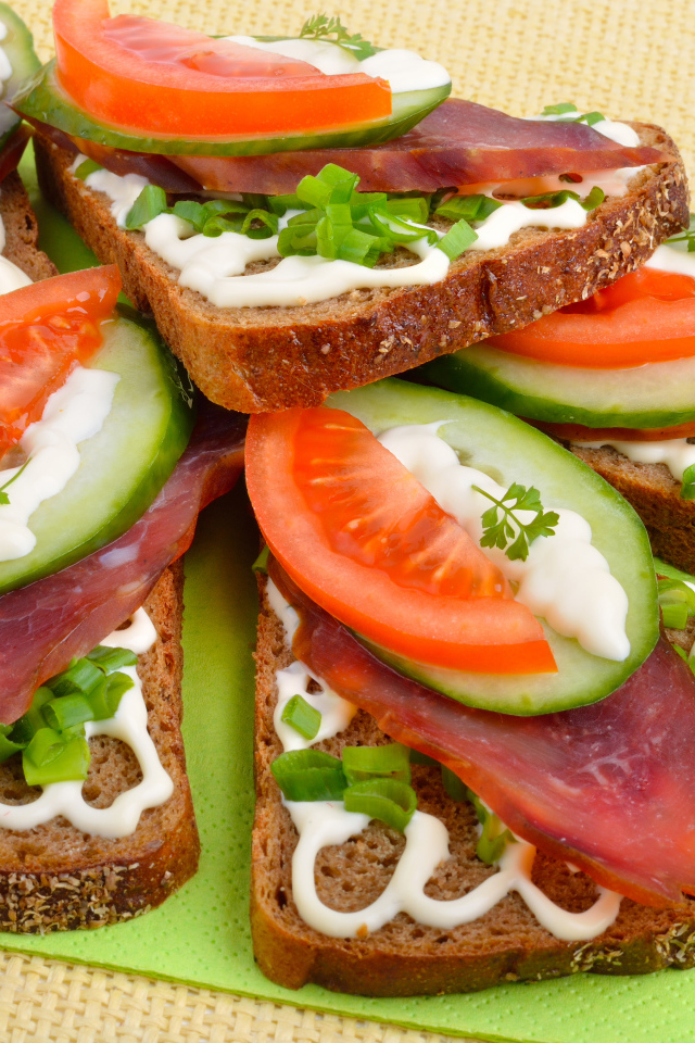 Аппетитные бутерброды с колбасой, помидорами и огурцами