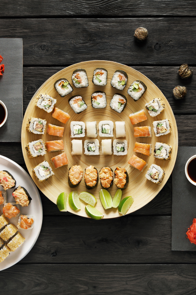 Аппетитные суши на столе с чаем 