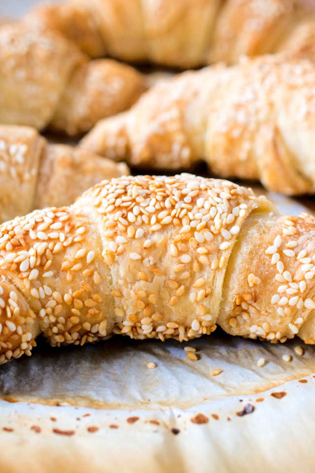 Ароматные свежие круассаны с кунжутом