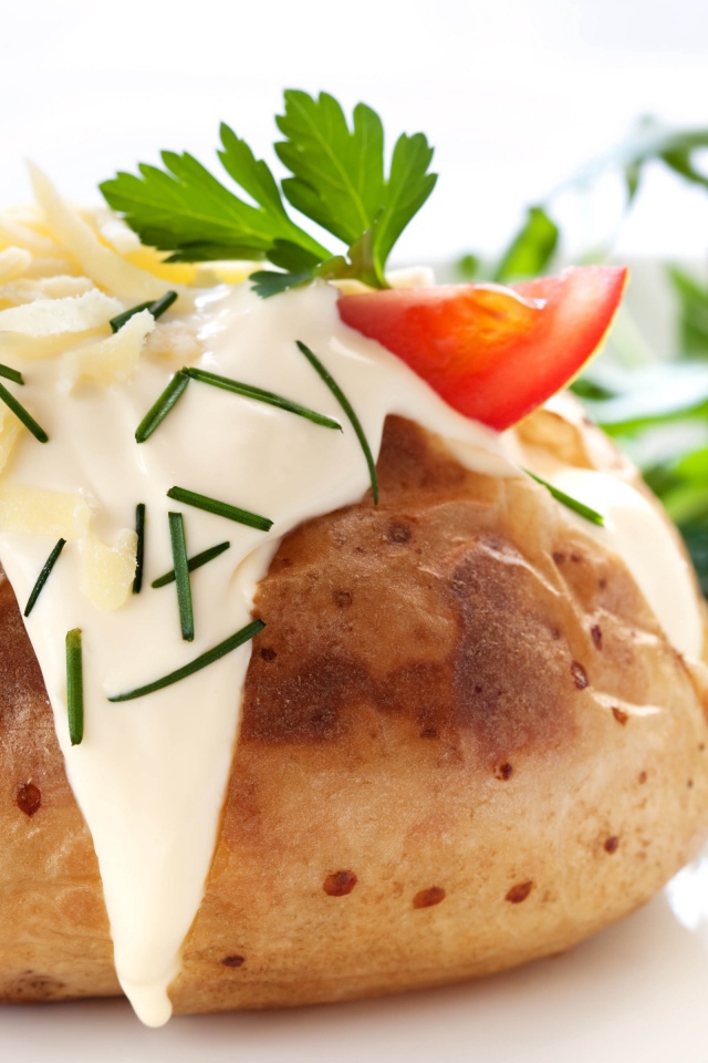 Запеченный картофель со сметаной, сыром и зеленью 