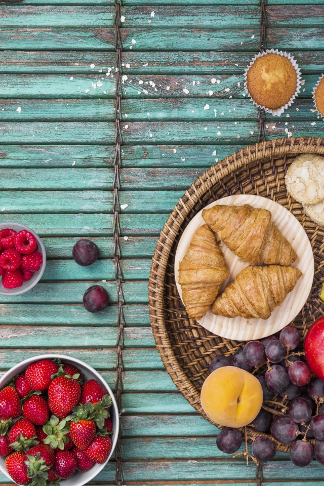 Ягоды со свежими круассанами и кофе на завтрак