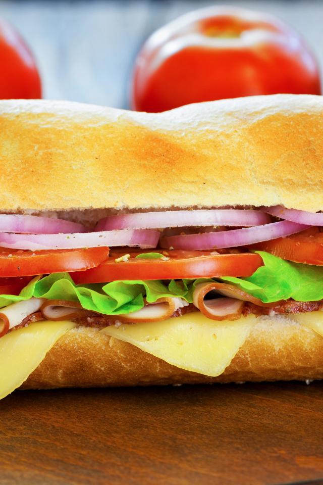 Большой бутерброд на столе крупным планом