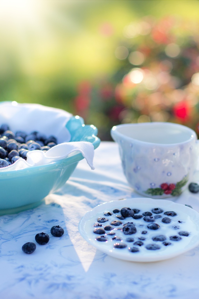 Черника с молоком на завтрак