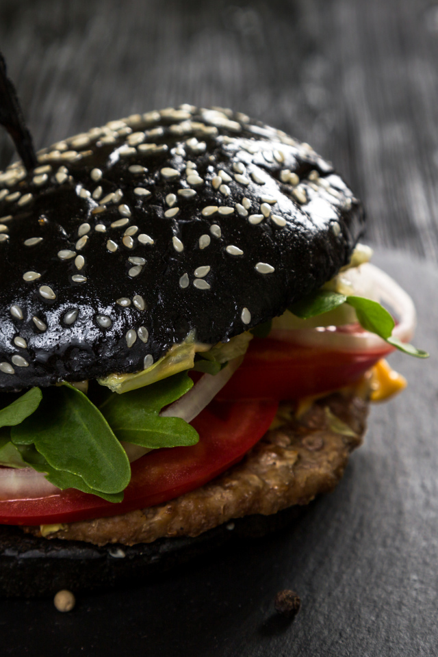 Черный гамбургер на столе