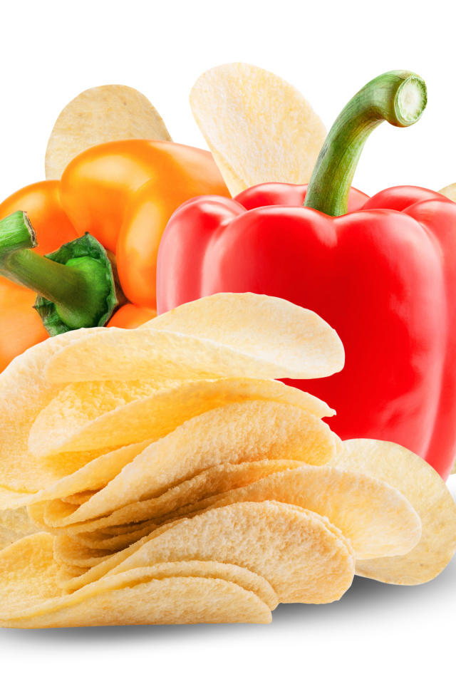 Чипсы с болгарским перцем на белом фоне