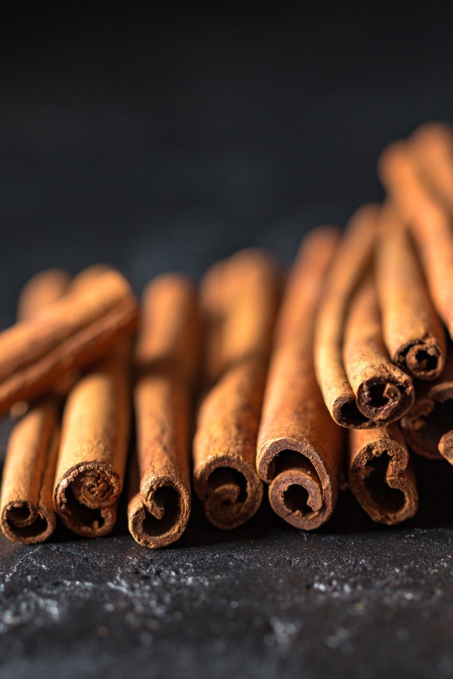 Палочки корицы с бадьяном на столе