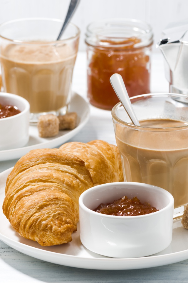 Какао с джемом и круассанами на завтрак