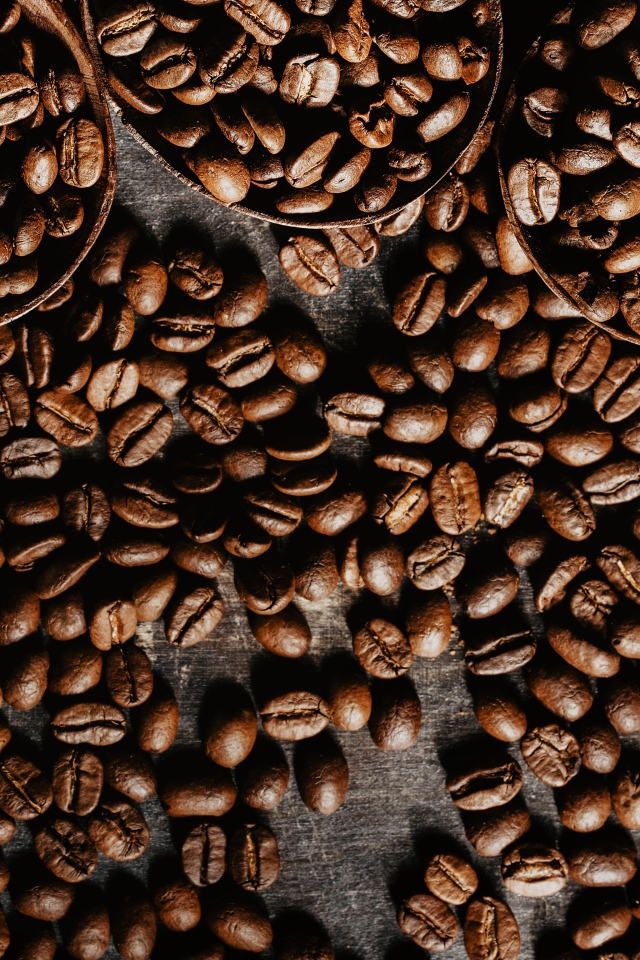 Кофейные зерна на столе крупным планом 