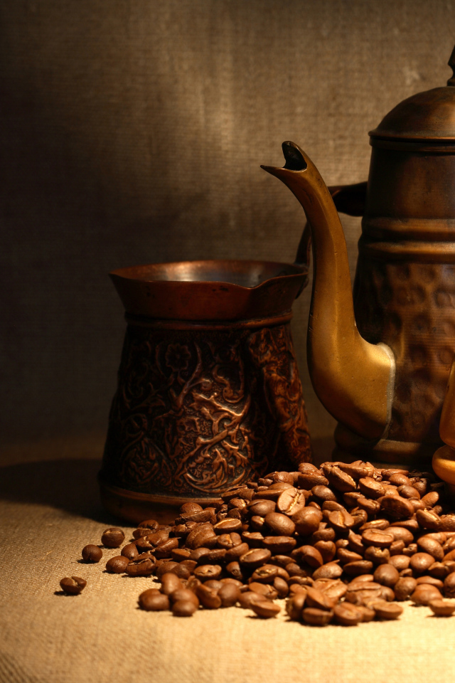 Кофемолка, турка, чайник и кофейные зерна на столе
