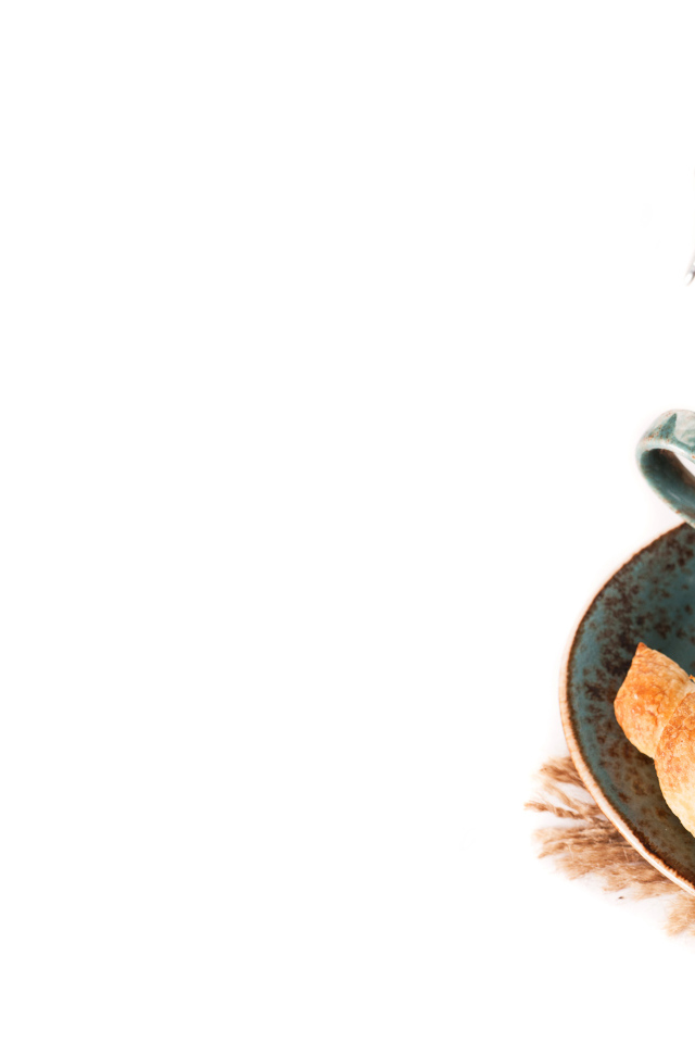 Кофе с круассанами и корицей на белом фоне