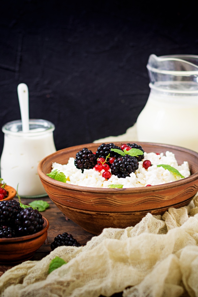 Творог с ягодами ежевики, красной смородины и молоком на завтрак