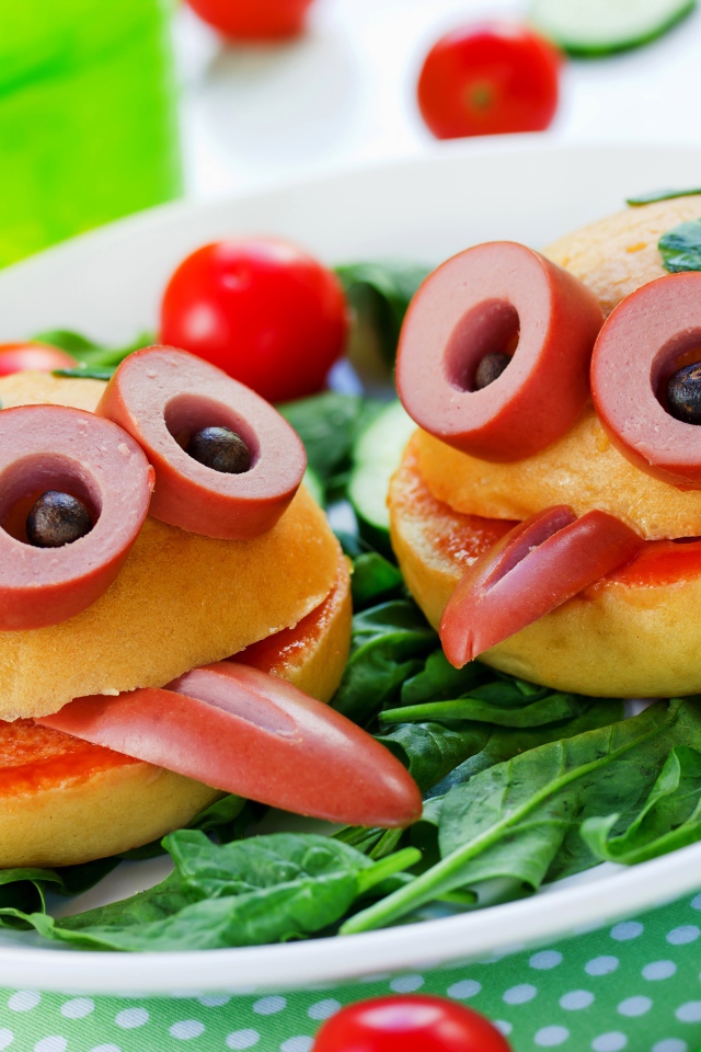 Креативные булочки с овощами и сосисками