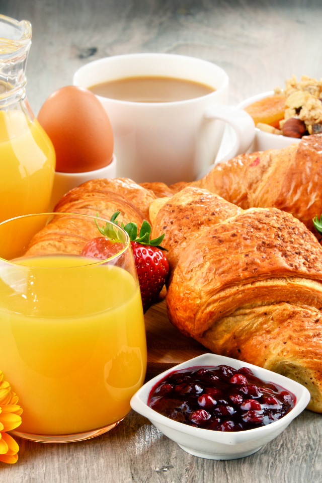 Круассаны, сок, орехи, яйцо и мюсли на завтрак 