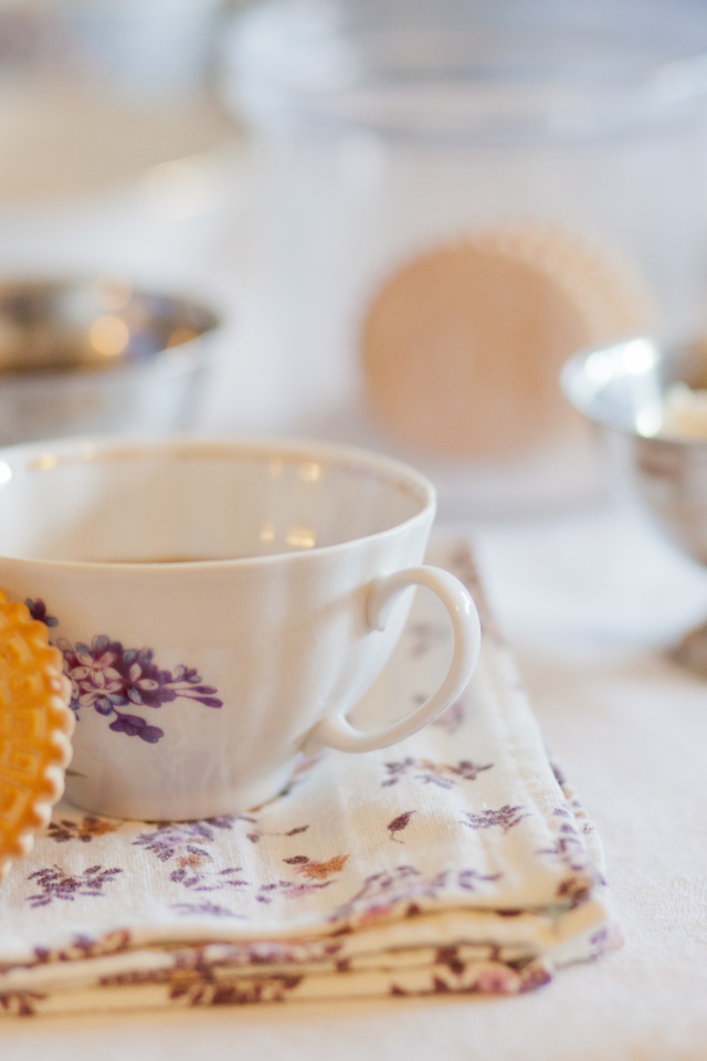 Чашка чаю с печеньем Мария на столе