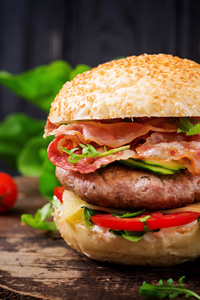 Вкусный аппетитный гамбургер с беконом 