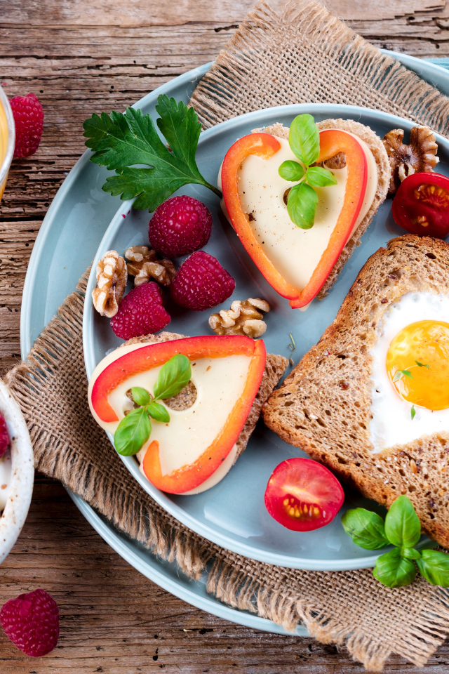 Вкусный легкий завтрак на столе с апельсиновым соком